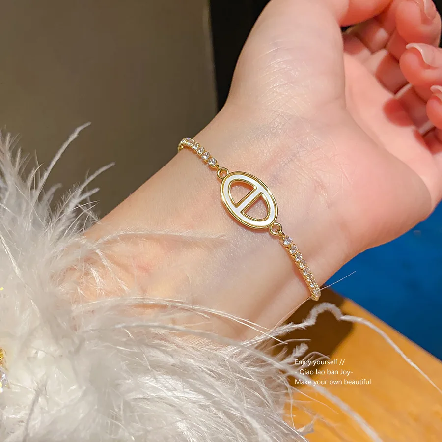 

The New French Zircon Mother-of-pearl Pig Nose Bracelet and Wristband Are Versatile and Suitable for Commuting