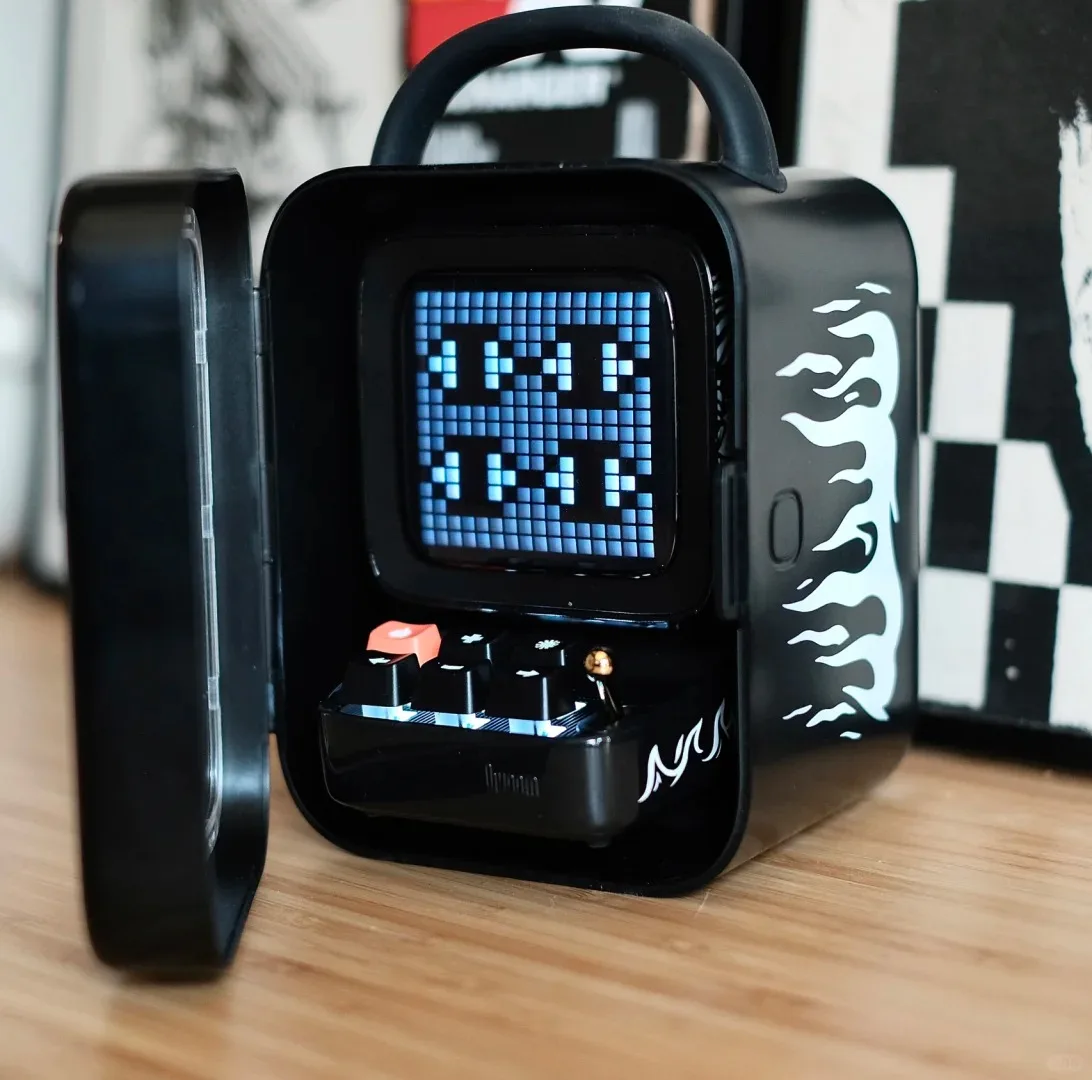 Divoom DITOO ROCKL Pixel مكبر صوت بلوتوث لاسلكي أسود ميكانيكي ريترو نموذج كمبيوتر مكبر صوت ذكي لسطح المكتب ساعة منبه