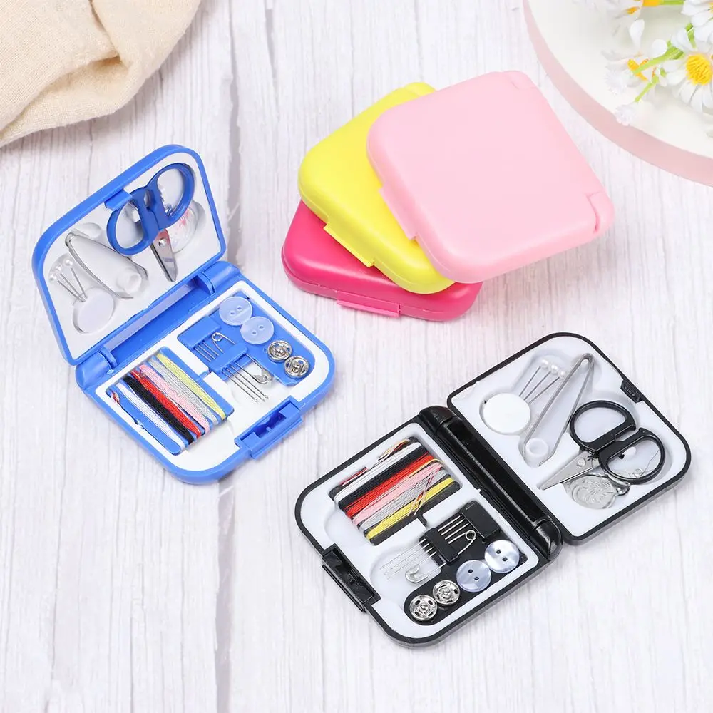 Mini Kit da cucito scatola da cucito portatile da viaggio per la casa Set di fili per aghi Set di bottoni per ditali Organizer accessori per cucire fatti a mano fai da te