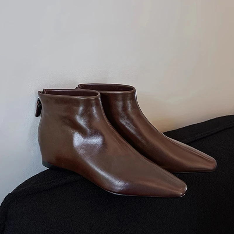 حذاء من الجلد للنساء الشقق موضة أحذية من الجلد 2025 مصمم أحذية الشتاء الاتجاه الجديد فستان المشي قصير تشيلسي موهير بوتاس