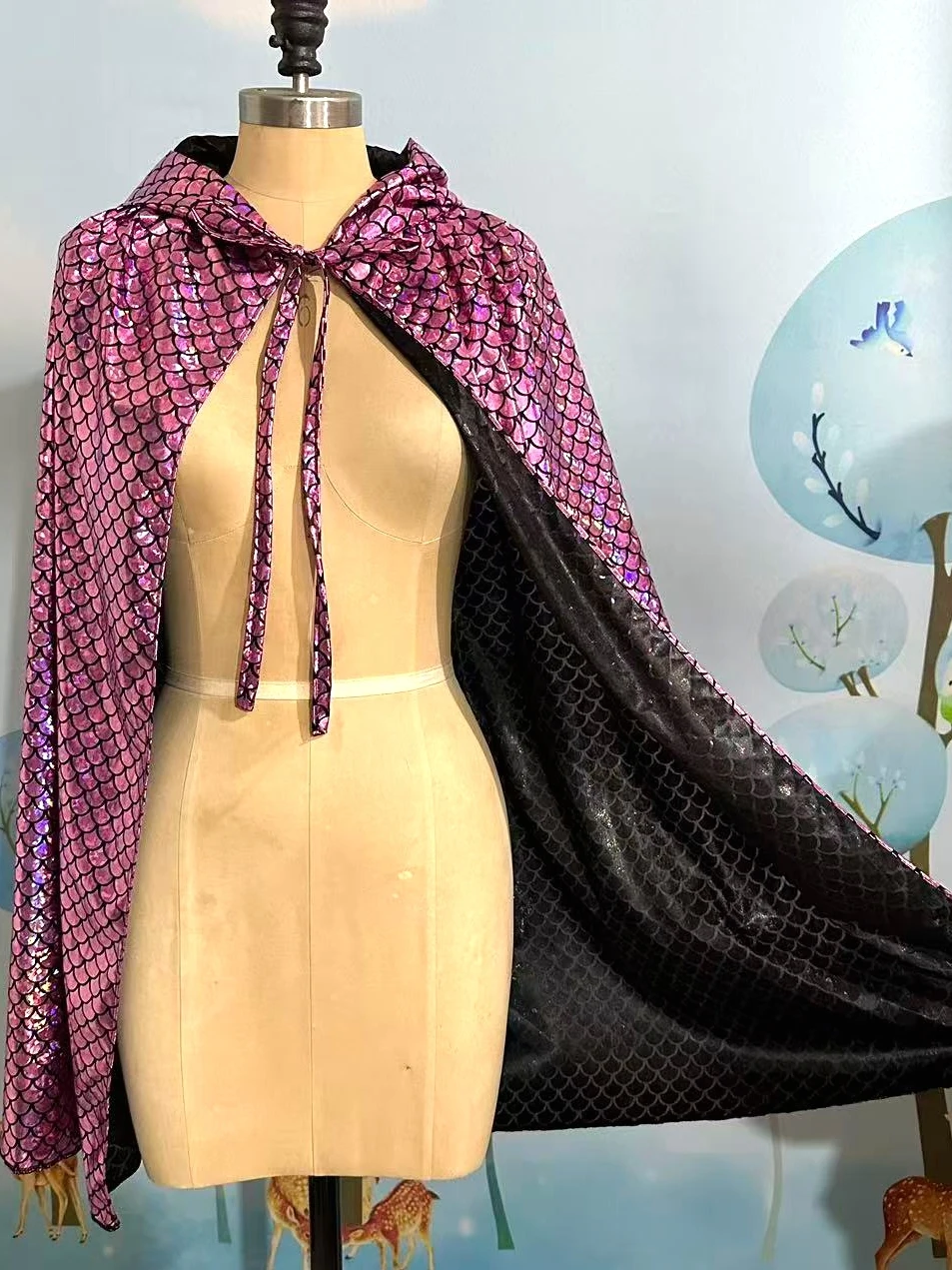 Capa de Sirena para Adultos y Niños, Disfraz de Halloween con Escamas de Pez, Capa Corta con Capucha de Arcoíris Láser, Traje de Escenario Chino
