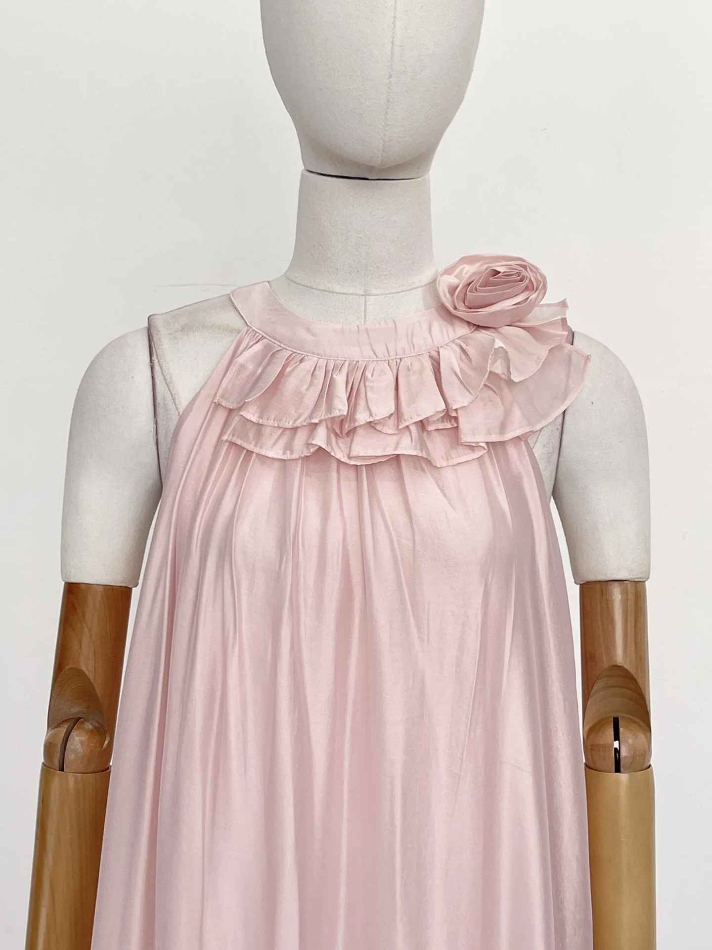 

Fashion Collection Loose Maxi Dress Blue Pink Three Dimensional Flower Decoration Halter Pleat Women Vintage 2025