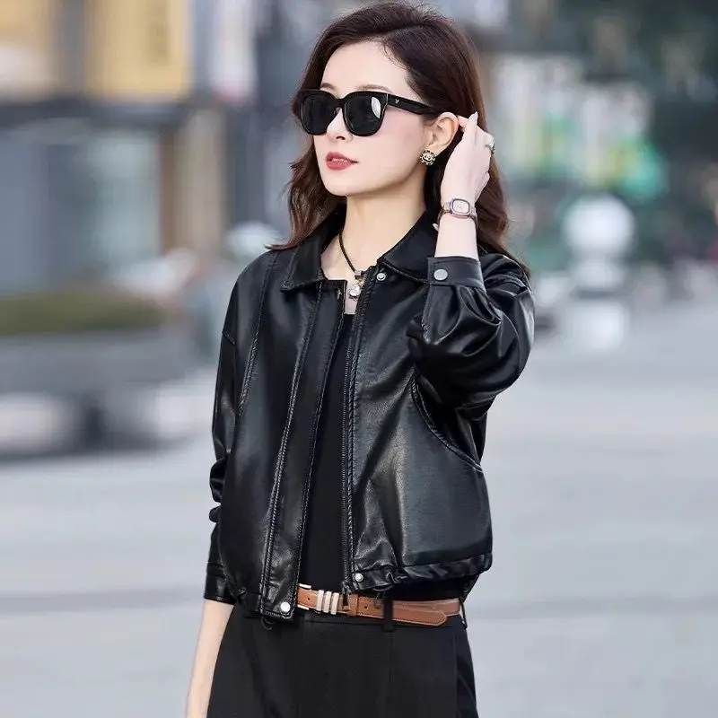 เสื้อแจ็คเก็ตหนัง PU ผู้หญิง ฤดูใบไม้ร่วง ฤดูหนาว 2025 รุ่นใหม่ แบบสั้น ซิปหน้า สไตล์เกาหลี ทรงหลวม บุผ้ากำมะหยี่ อุ่น ใส่ขี่มอเตอร์ไซค์ได้