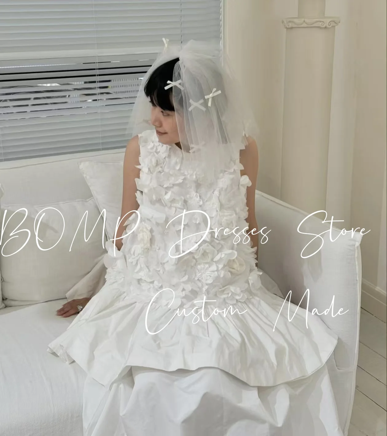 BOMP Elegancka Sukienka Ślubna z Kwiatami 3D, Dekolt O-Neck, Drapowana, Warstwowa, Długość do Kostek, Biała Satyna, Koreańska Sesja Zdjęciowa, Suknia Ogrodowa, Szyta na Miarę