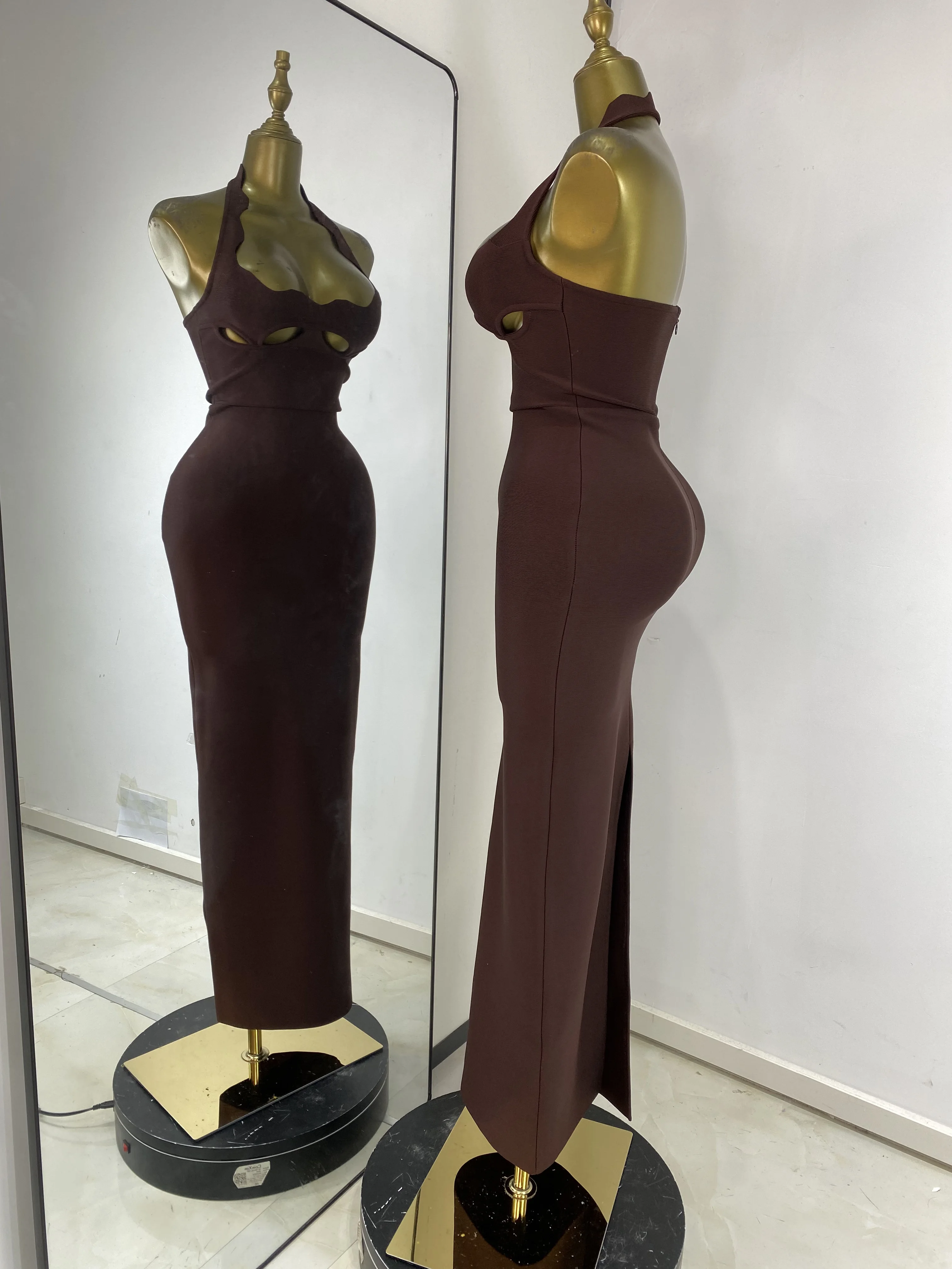 فستان نسائي فاخر أنيق بأشرطة منحني مع رسن بدون ظهر وفتحة بوستير فساتين طويلة بنية مرنة للمشاهير والحفلات المسائية