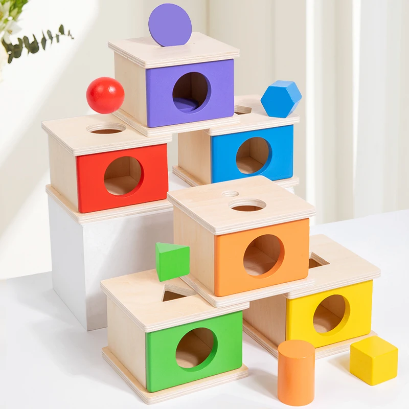 Hölzerne Form-Matching-Box, Spielzeug. Bunte Form-Sortierbox. Kinder haben eine explosionsmatching-Formen