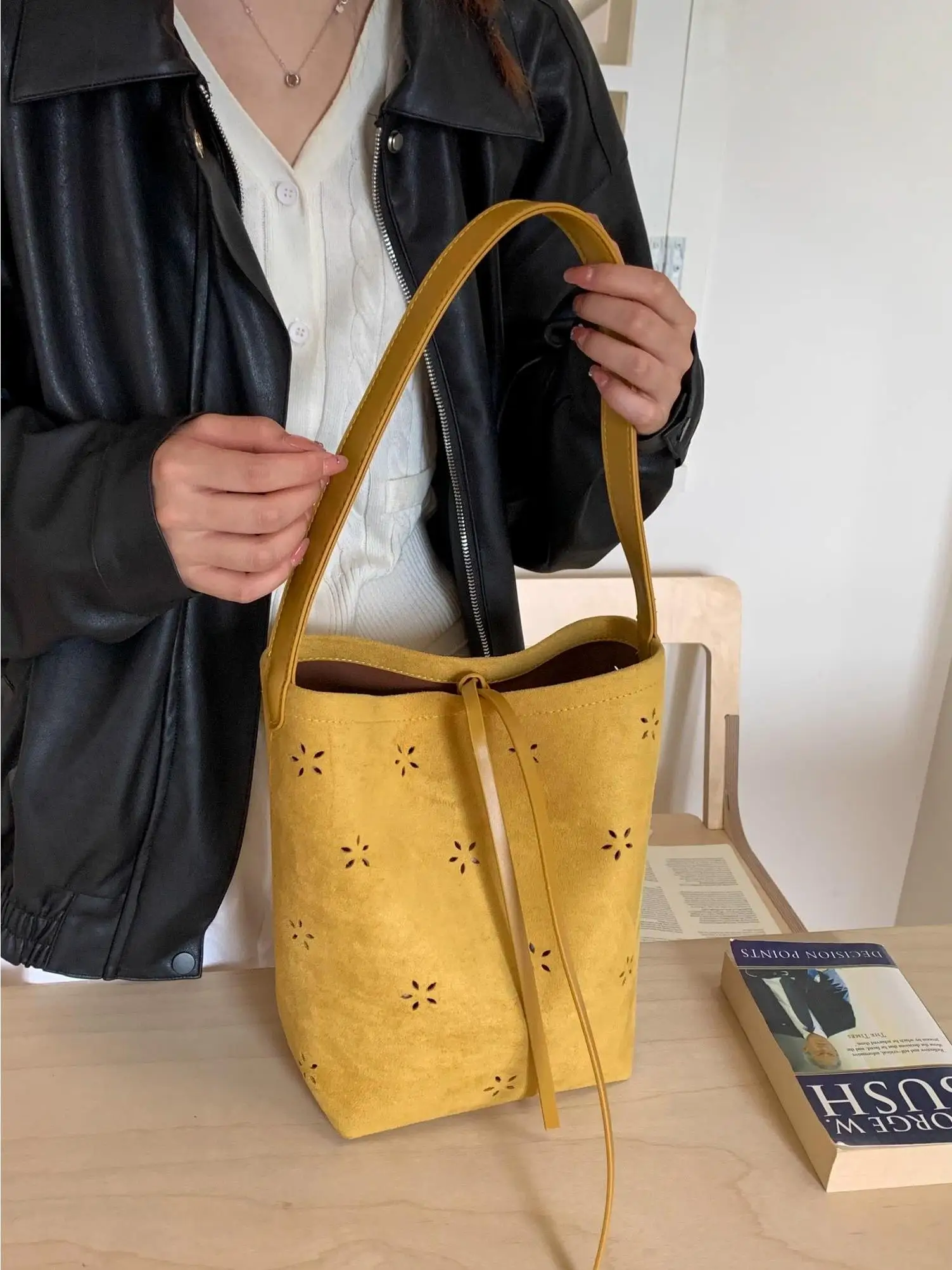 

Ретро-стильная женская сумка-ведро 2025: Новая осенне-зимняя матовая универсальная сумка для повседневного использования и работы, модная сумка на плечо