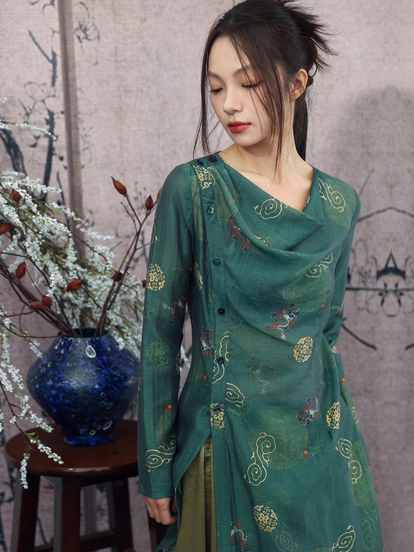 

Длинная зеленая женская рубашка в китайском стиле с принтом, свободным воротником, разрезом и утягивающим поясом, весенняя модная коллекция