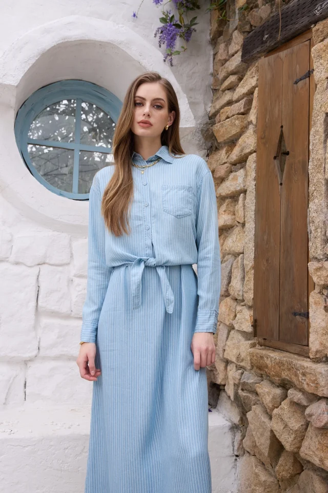 Conjunto de camisa cruzada y vestido a juego de denim ligero Lyocell con rayas de pié de gallo SS26, outfit femenino moderno y lleno de vitalidad 5