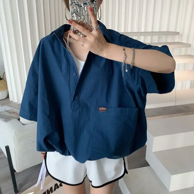 ไขมัน MM ขนาดใหญ่พิเศษขนาด 300 กก.สไตล์ฮ่องกงเสื้อเชิ้ตแขนสั้นลําลองสําหรับผู้หญิงในฤดูร้อนการออกแบบหลวม Niche เสื้อครึ่งแขน