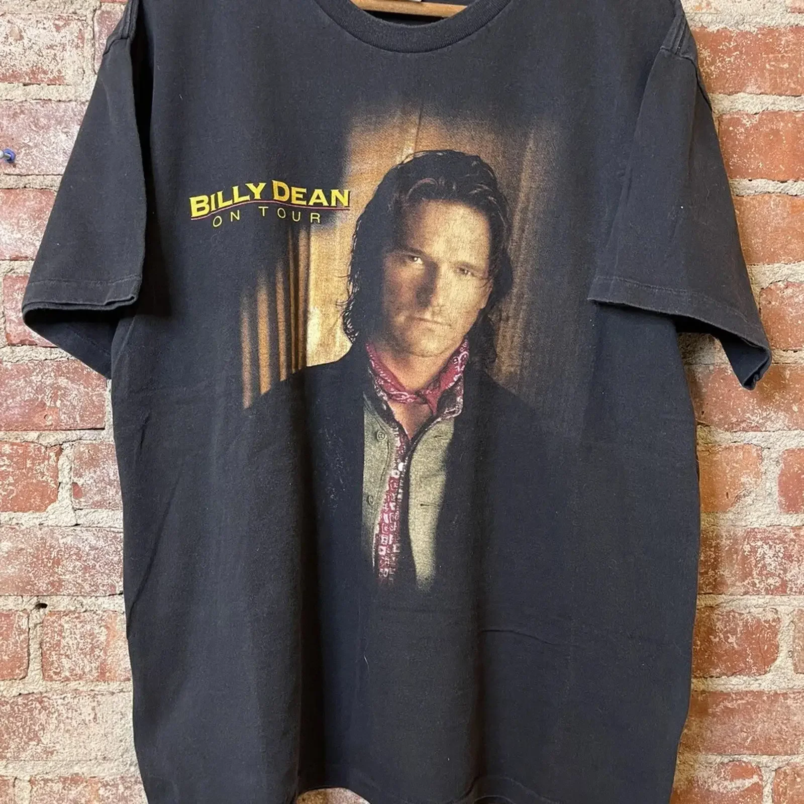 Camiseta de la banda de rock country Billy Dean de 1996, estilo vintage, con gráfico lavado, versátil, transpirable, unisex y elegante.