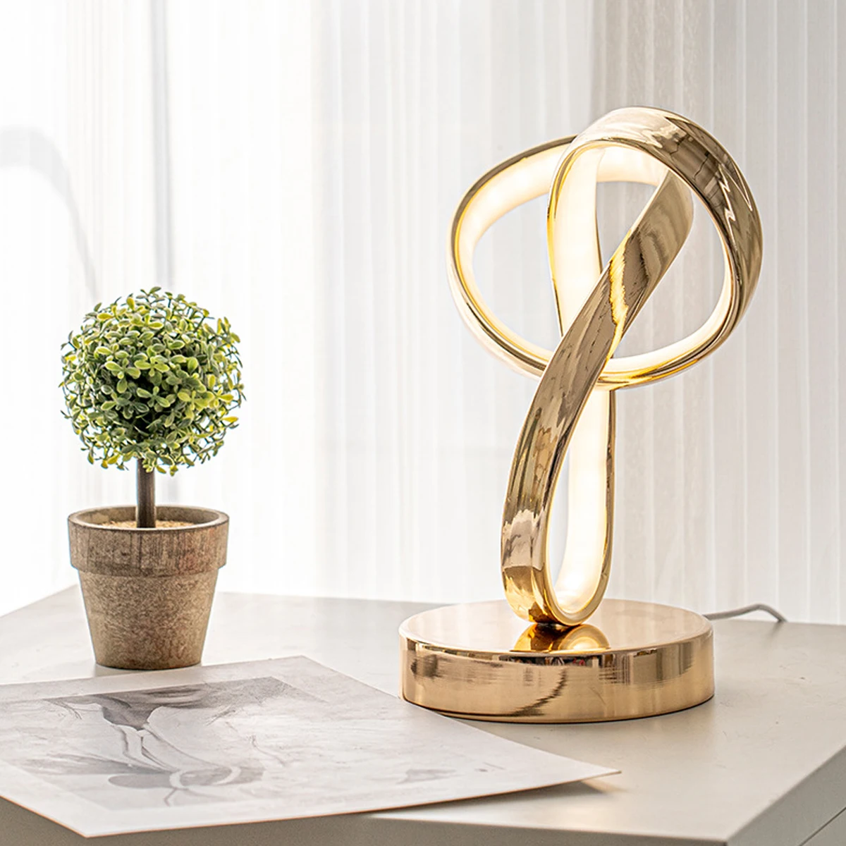 USB Lamp, Plug-In Clover-Shaped Night Light, Simple Desk Lamp, Nordic Minimalist Modern Desk Reading Lamp, Suitable for Home and Party Decoration, Ideal as a Gift for Friends on Holidays, Birthdays, and Christmas, Best Suited for Christmas
