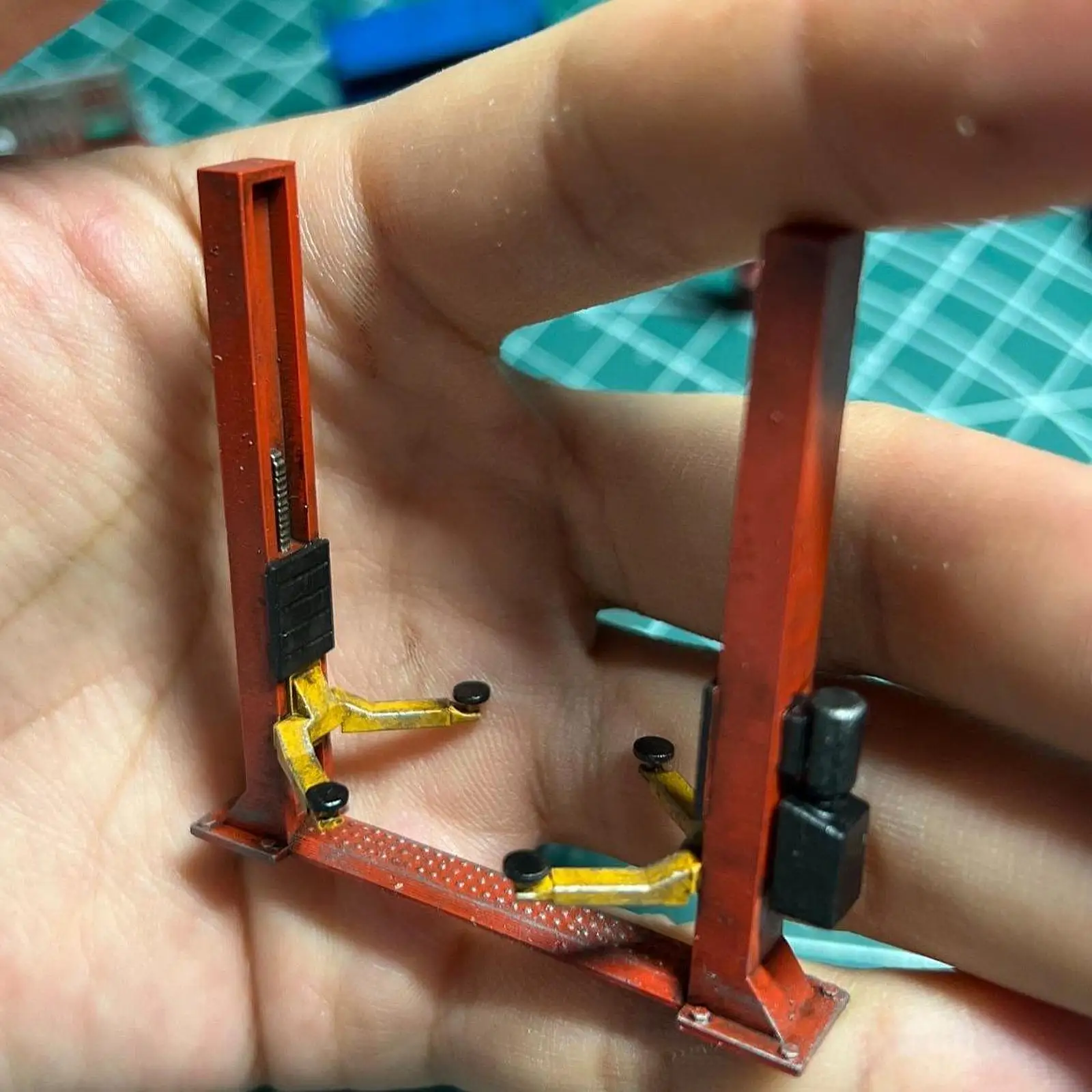 1:64 Scale Lift Repair Shop Equipment DIY Car Repair Shop Scene 1/64 Garage Lifter