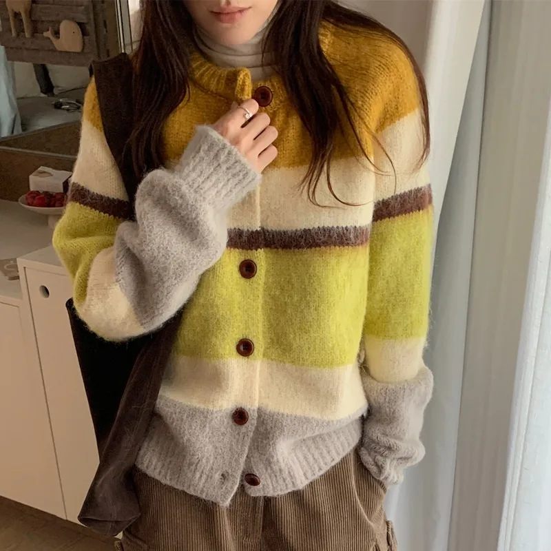 

Милый утепленный свитер ярких цветов в горизонтальную полоску, женский осенне-зимний вязаный кардиган с круглым воротником на пуговицах, куртка