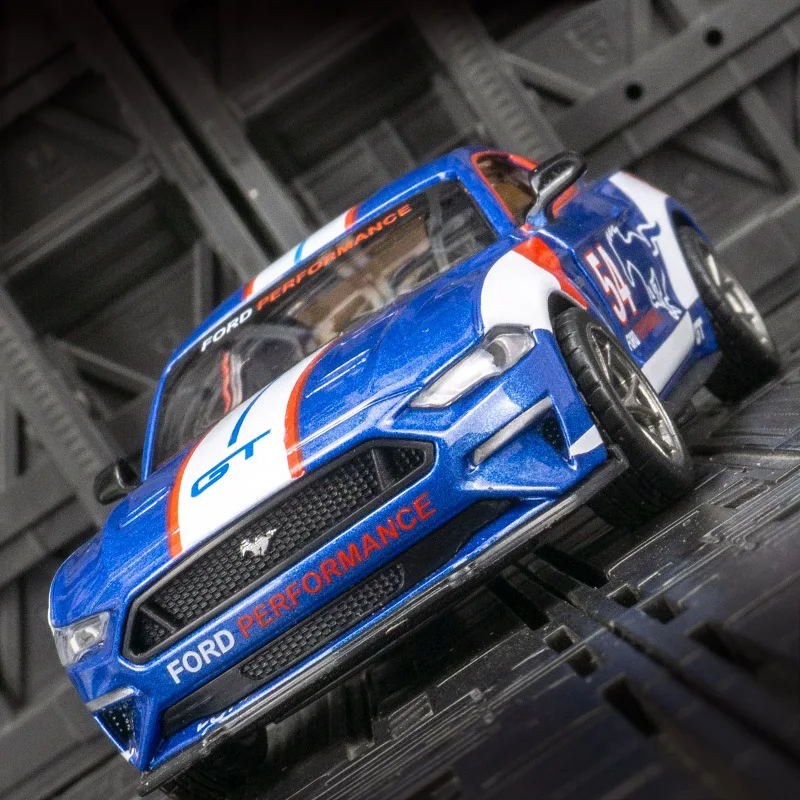 CCA 1:34 فورد موستانج GT 2018 نموذج سيارة الحلي جمع الصوتية البصرية التراجع لعبة سيارة الباب يمكن فتح نوعية جيدة