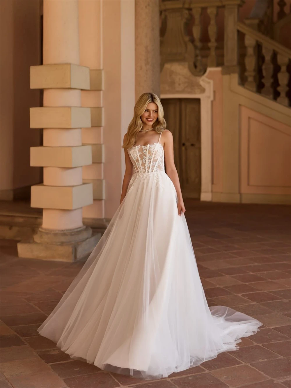 فستان زفاف من الأورجانزا الأبيض الناعم حسب الطلب بياقة مربعة رسمية بدون أكمام فستان زفاف بوهو على شكل حرف a ذيل محكمة فيستدو دي نوفيا