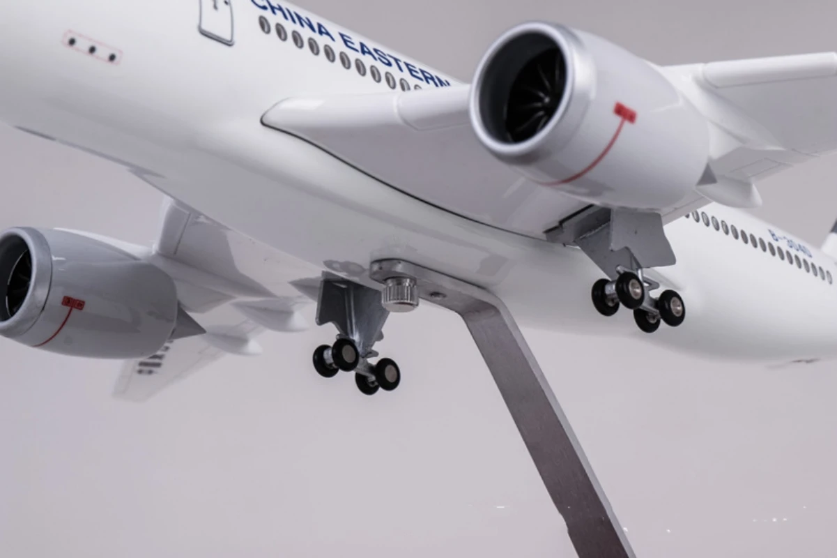 47CM Scale Aircraft Model A350 China Eastern Airlines Model W Light & Wheel Diecast Airplanes for Collection Display or Gift