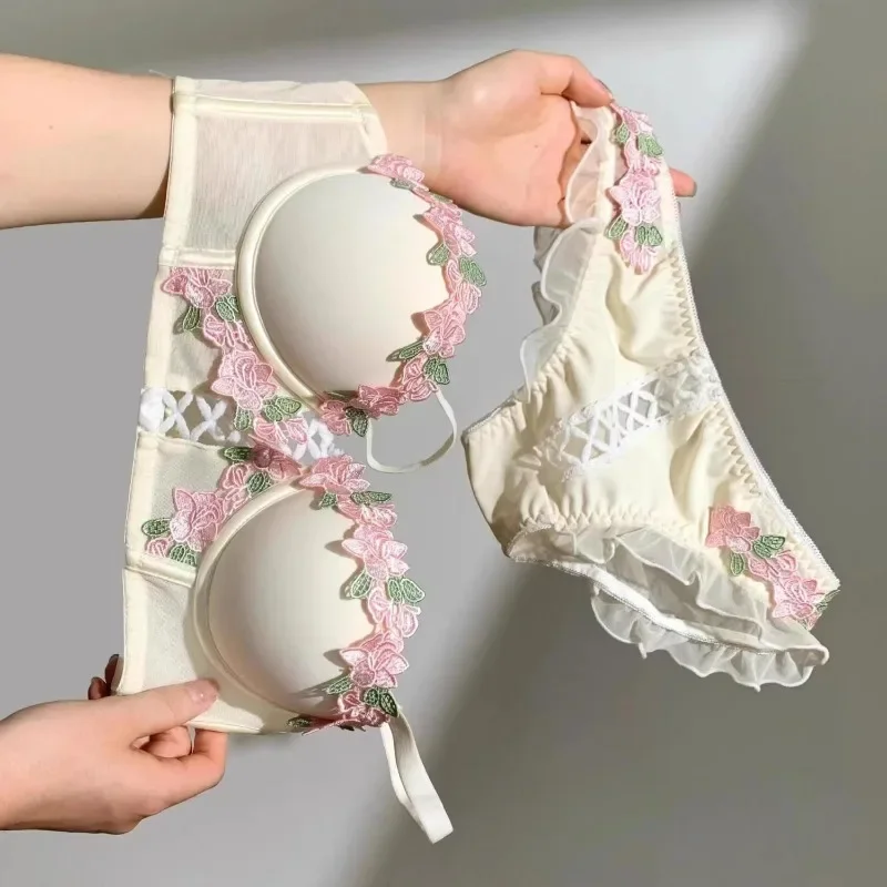 

Victorian Lingerie Set - Delicate Cream Bralette with Floral Stitch, Retro Sweetheart Neckline for Petite Bust Elegance
