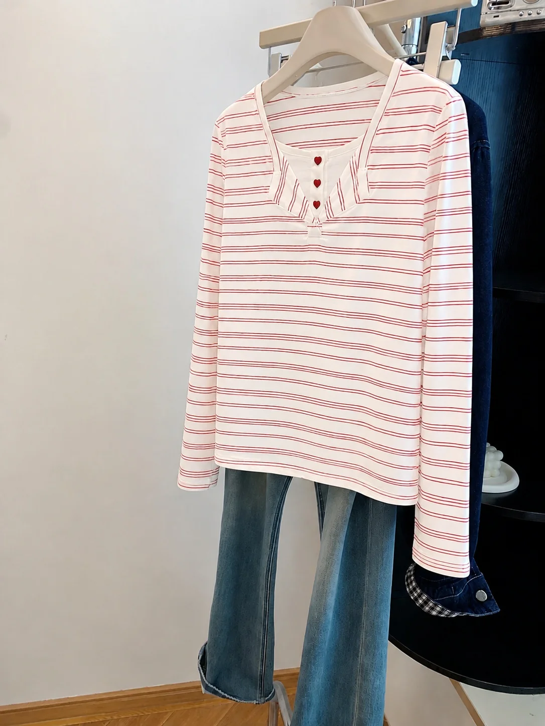 Casual Long Sleeve V-Neck T-Shirt Women's Loose Fit Striped Texture Heart Buckle Decoration Slimming Top Soft Comfortable