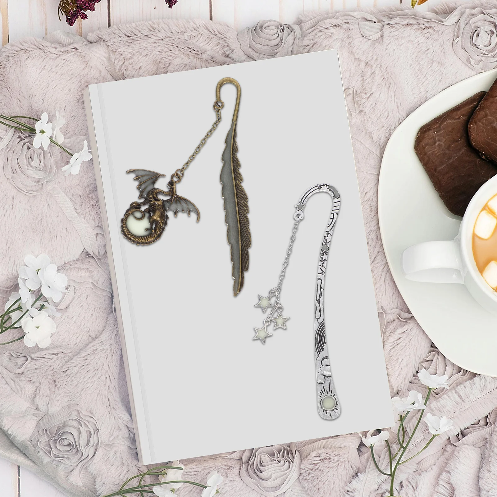 2pcs Glow In The Dark Bookmark Metal Pendant Luminous Dragon Star Design Hook Chain Reading Accessory For Night Vintage Iron
