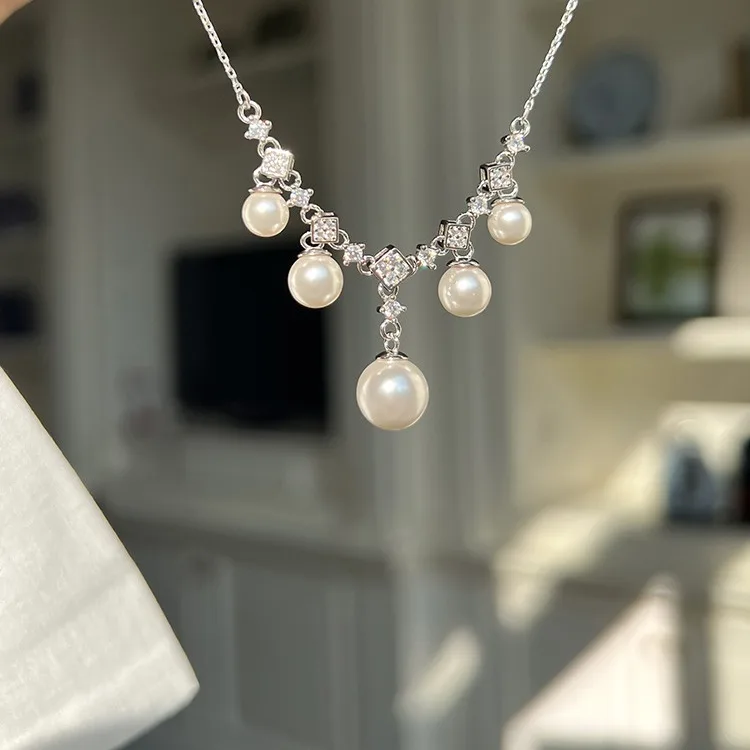 Imitation Pearl Dynamic Tassel Necklace Light Luxury Fashionable and Niche Design High-end andElegant Neck Chain Lock Bone Chain