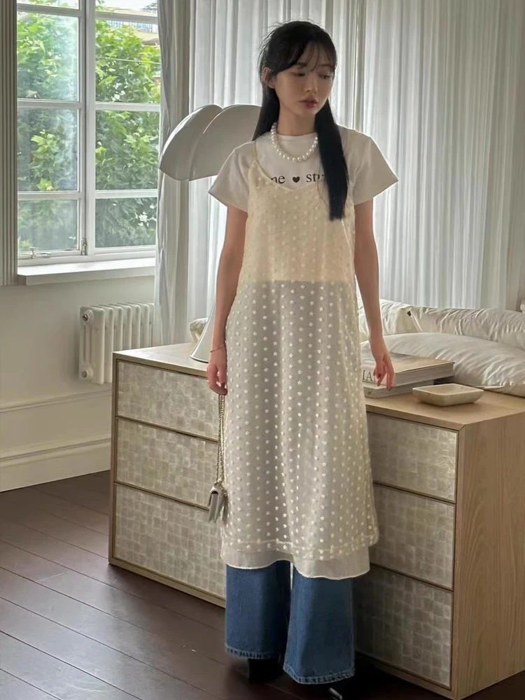 Vestido f com decote em V, alças finas, estilo novo e e para a primavera de 2024, com bordado floral em camadas...