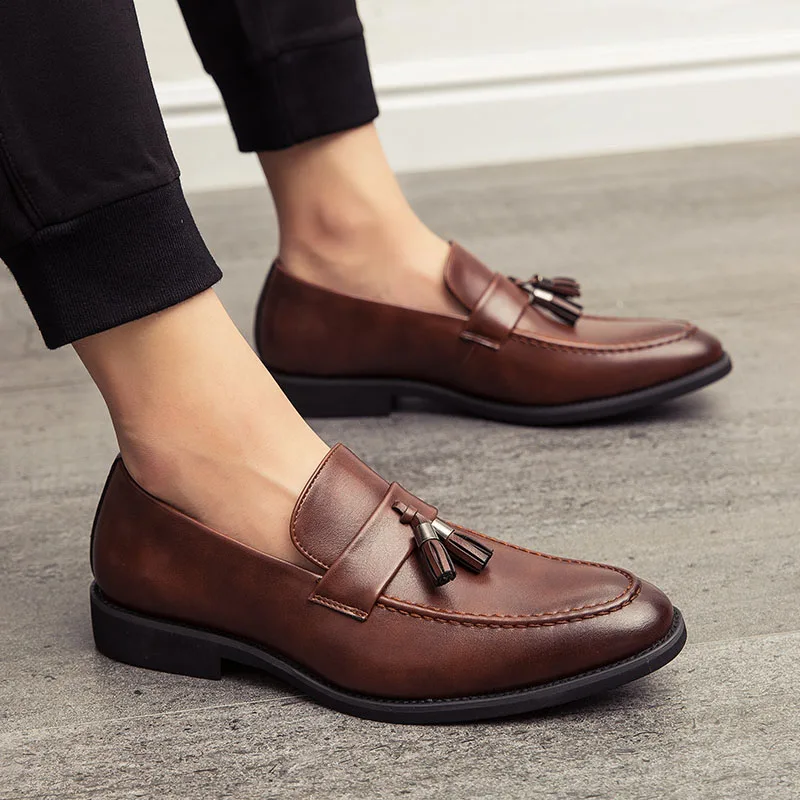 Spring New Men's Non Slip Casual Soft Soled Loafers Fashion Brand Men's Comfortable Tassel Pointed Casual Small Leather Shoes