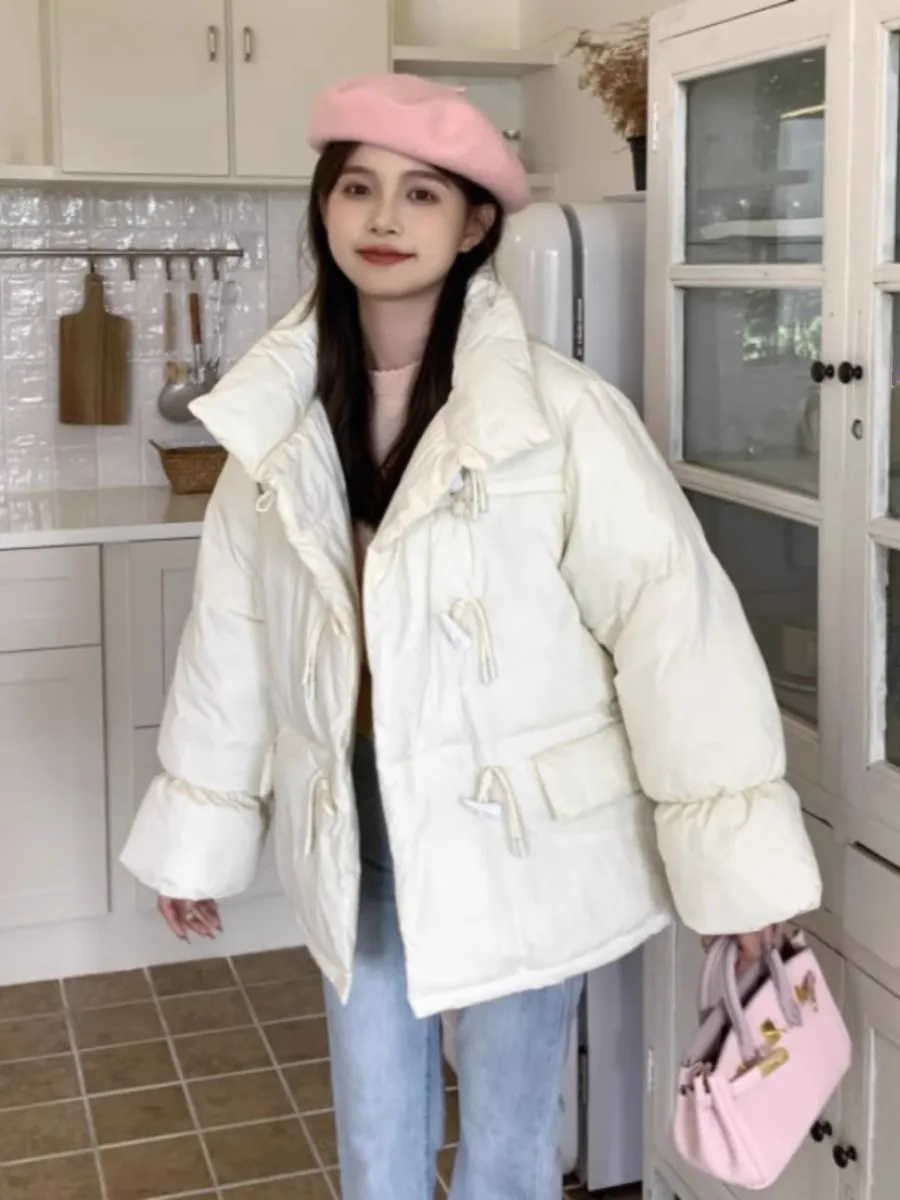 

Женская утепленная хлопковая куртка 2024: Модная зимняя модель в корейском стиле, свободного кроя, для студентов, с длинными рукавами и воротником-стойкой