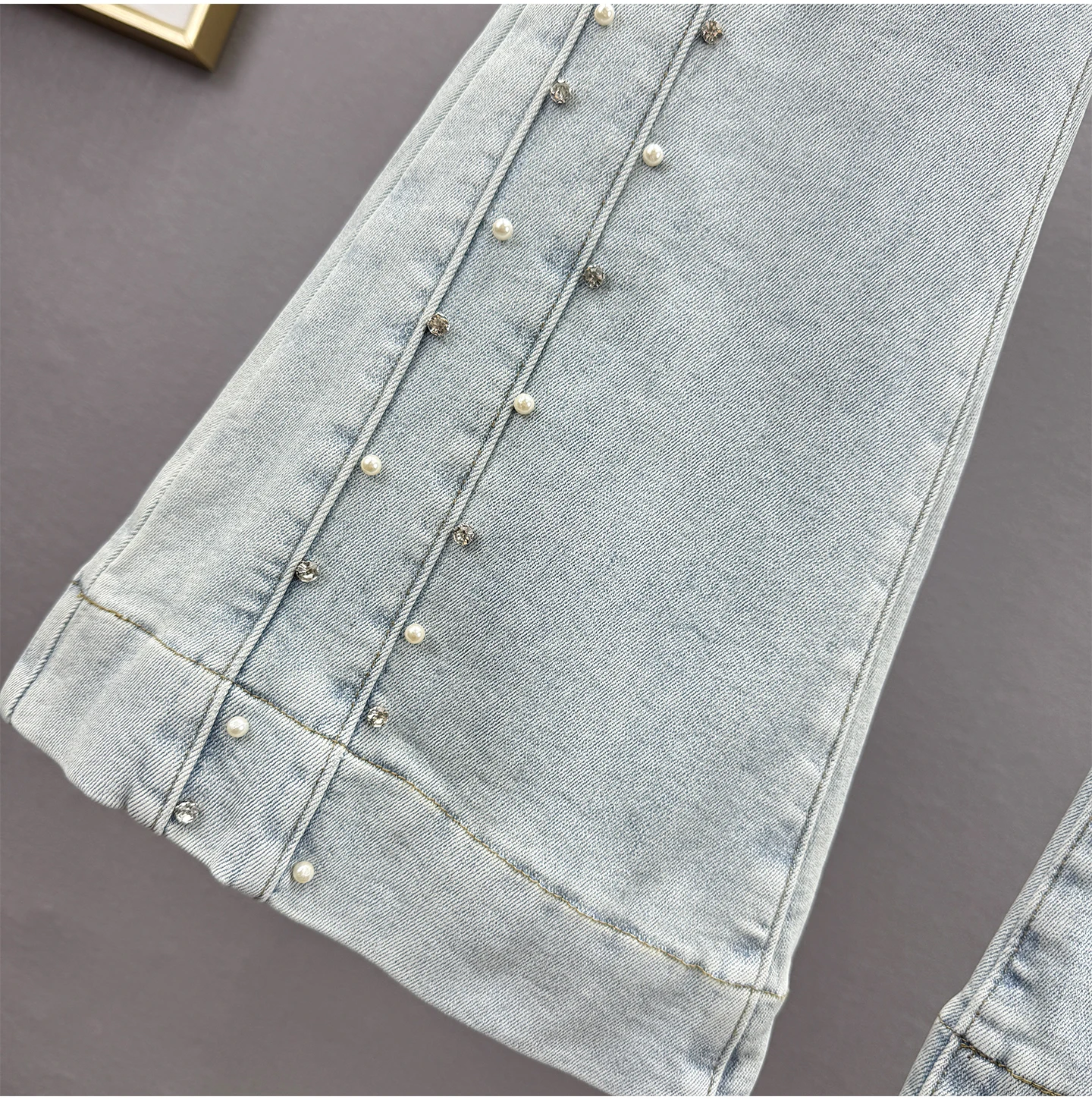 جينز متوهج من قماش الدنيم المصقول للنساء لخريف وشتاء 2025 سروال طويل جديد عالي الخصر بقصة ضيقة على الطراز الأوروبي مطرز بحجر الراين