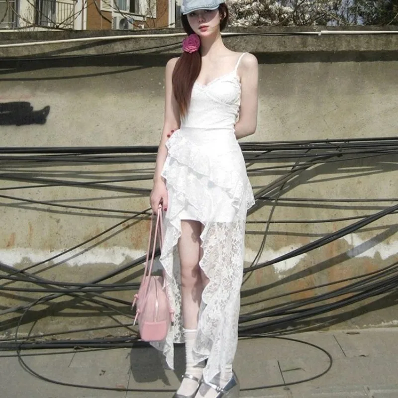 Biała koronkowa sukienka na ramiączkach, letnia, w stylu wróżki, idealna na wakacje nad morzem, asymetryczna długa sukienka.