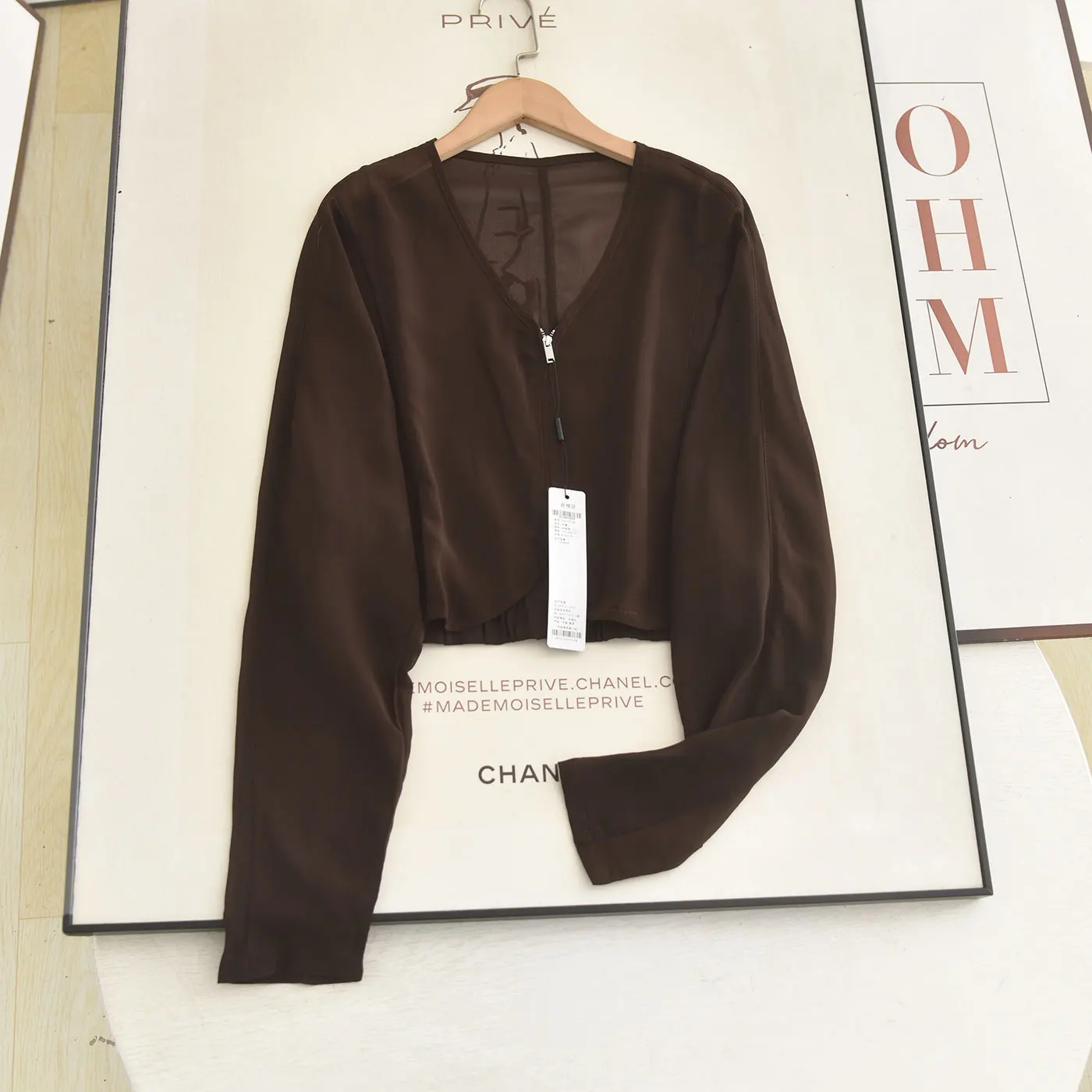 

Xiao Ai's Lightweight Mesh Jacket Summer Thin V-neck Loose Slimming Zipper Sun Protection Women's Casual Style Short Coat