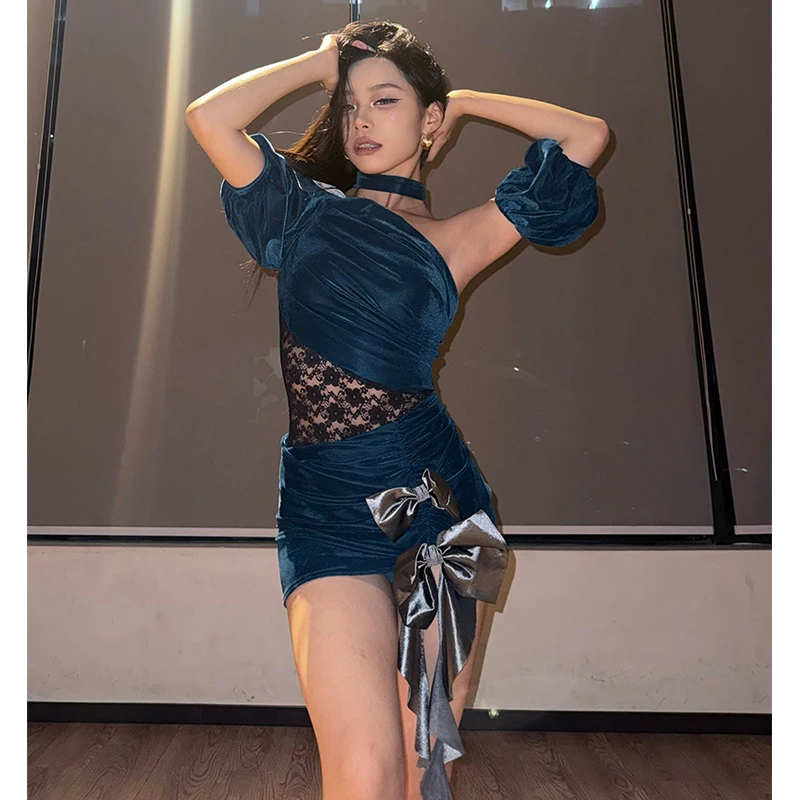 Latin Dance เสื้อผ้าผู้หญิงลูกไม้ไม่สม่ําเสมอสั้นชุดปาร์ตี้ Salsa Rumba เต้นรําผู้ใหญ่ฝึกชุด DNV24250