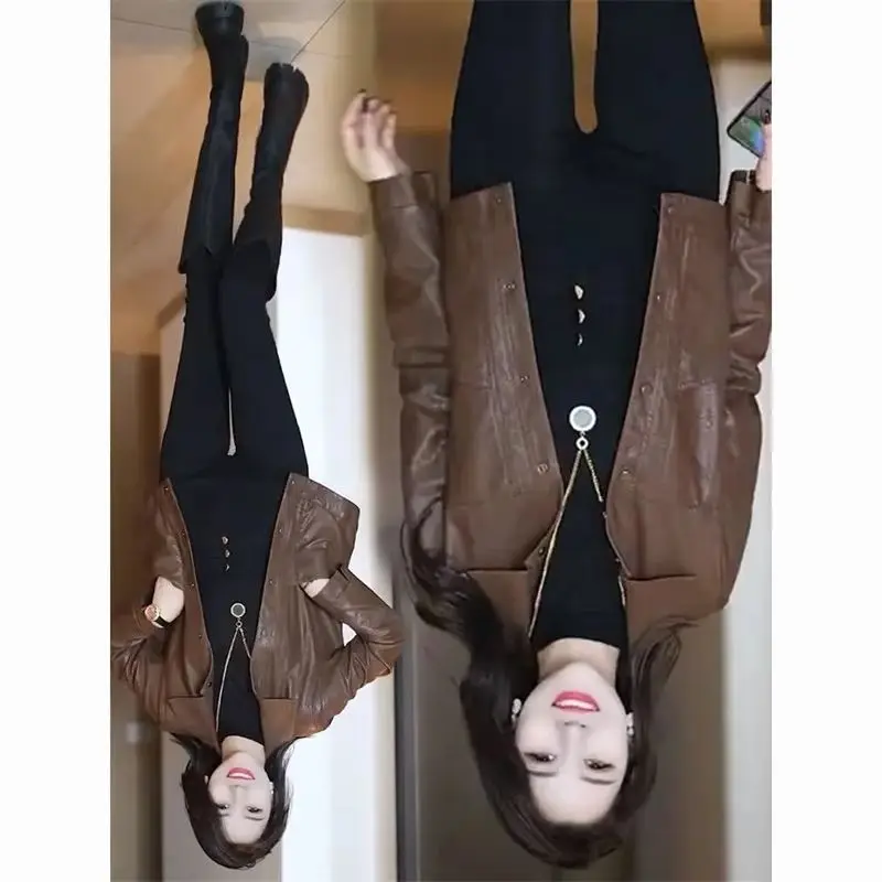 

Короткая женская кожаная куртка весной 2023 года, новый стиль с универсальной стильной потертой кожаной курткой в западном стиле, верхняя женская куртка