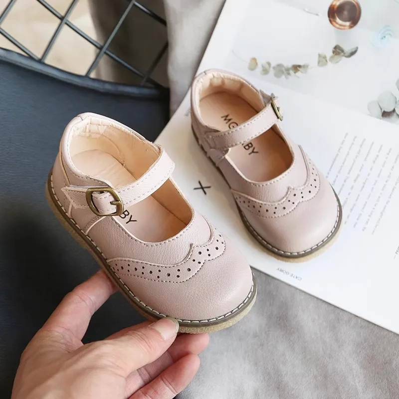 Scarpe da principessa per ragazze in pelle per bambini stile britannico vintage 2024 scarpe da ginnastica alla moda per ragazzi traspiranti autunnali calzature con suola morbida