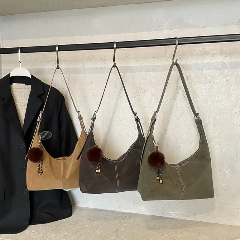 

Elegant Messenger Bag For Ladies Water-Resistant Leather Construction With Luggage Strap Convenient Travel Companion