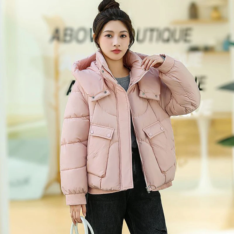 سترة شتوية قصيرة جديدة لعام 2025 سترات نسائية من القطن سترة فضفاضة للسيدات سترة سميكة ودافئة ملابس خارجية غير رسمية معطف للسيدات