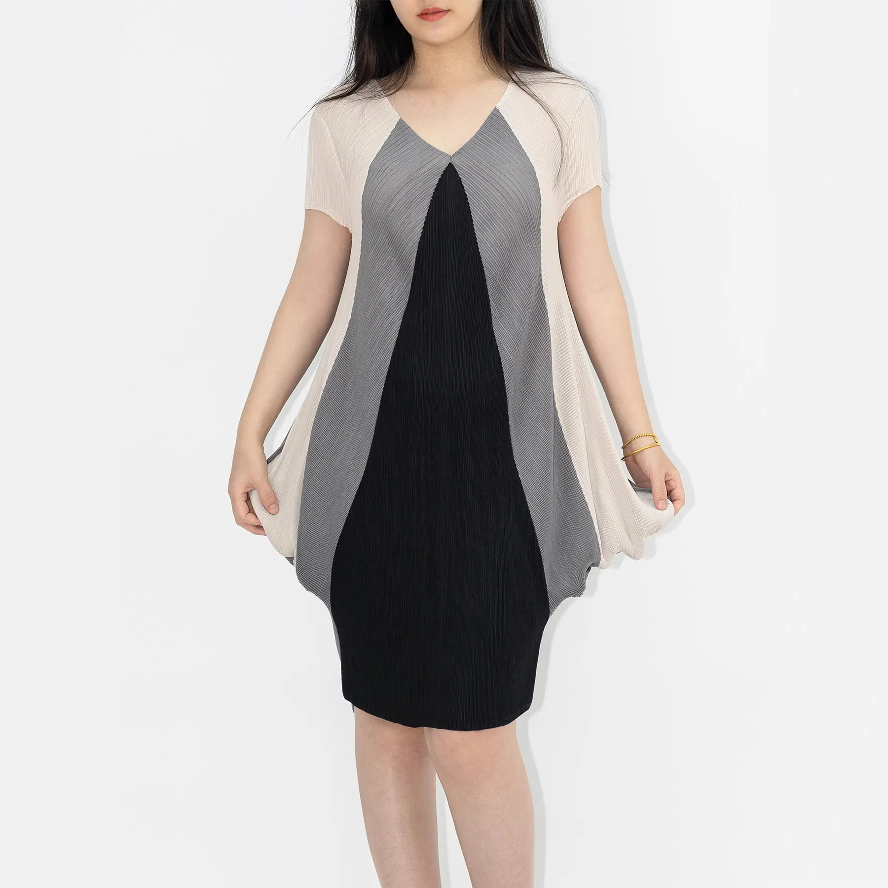 

Miyake Folds 2026 New Spring Loose Dress Short-sleeved V-neck Casual Temperament Fashionable Fashionable Mid-length Dresses