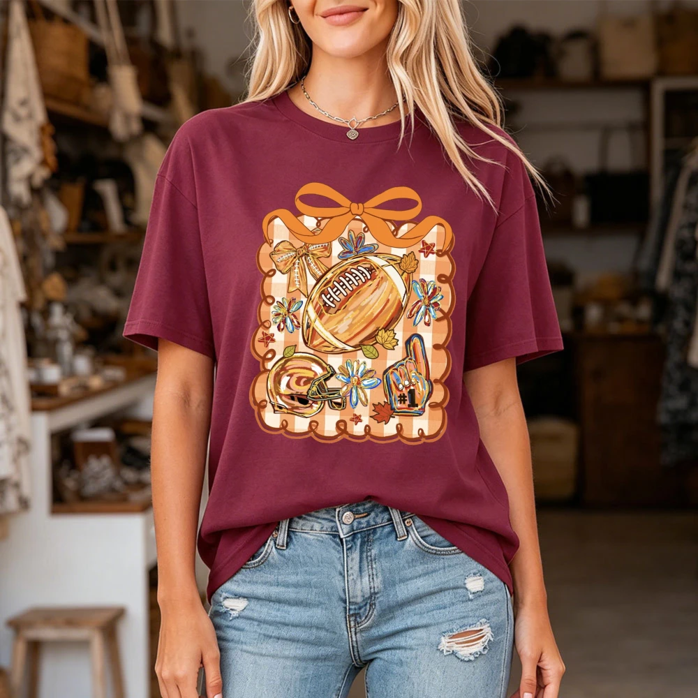 Camiseta Gráfica con Diseño de Casco de Fútbol Americano Color Granate para Mujer, Camisa Deportiva para el Día del Partido, Atuendo Cómodo para Otoño, Top Informal y Moderno para Mujer, Ropa Diaria de Otoño