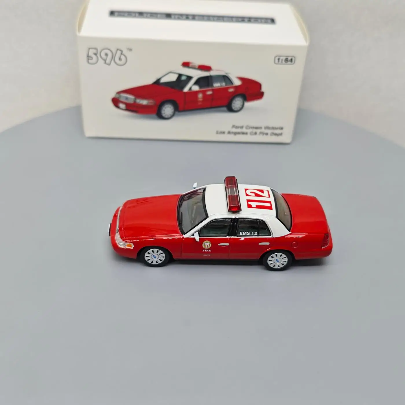 

596 1:64 Ford Crown Victoria Los Angeles Fire Advanced Collection Ornament Car Models