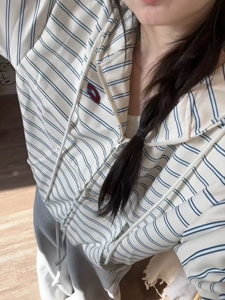 Damska bluza z kapturem oversize, rozpinana, w paski, luźny krój, wygodna, jesienna odzież wierzchnia, długi rękaw, zapinana na zamek, do pracy, elegancka.