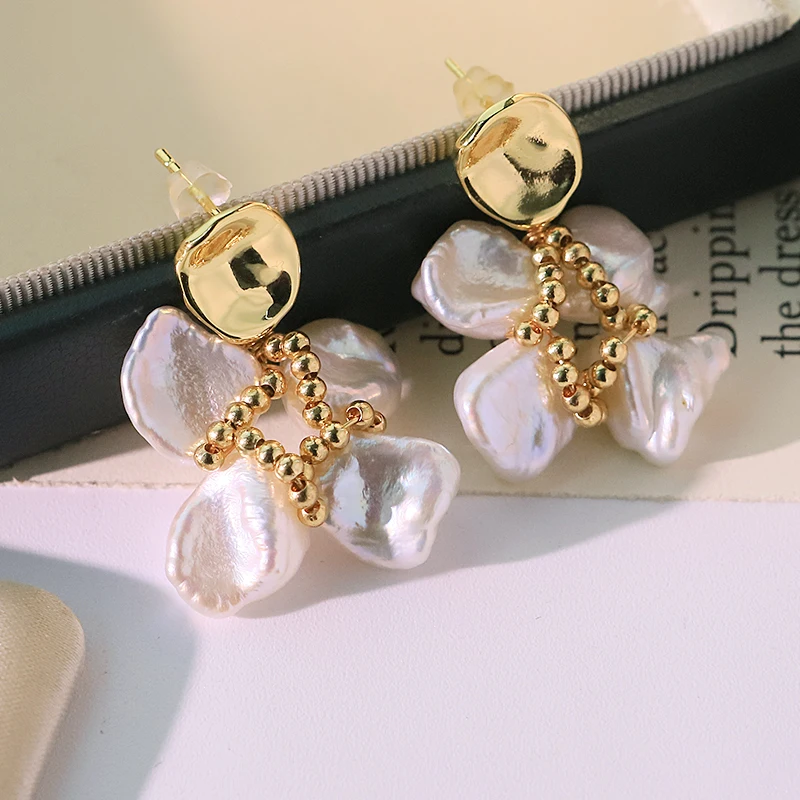 

Baroque Pearl Copper Bead 4-Petal Flower Pendant Earrings 18k Gold Plated Luxurious Earrings for Banquet Wedding Wife GE1816