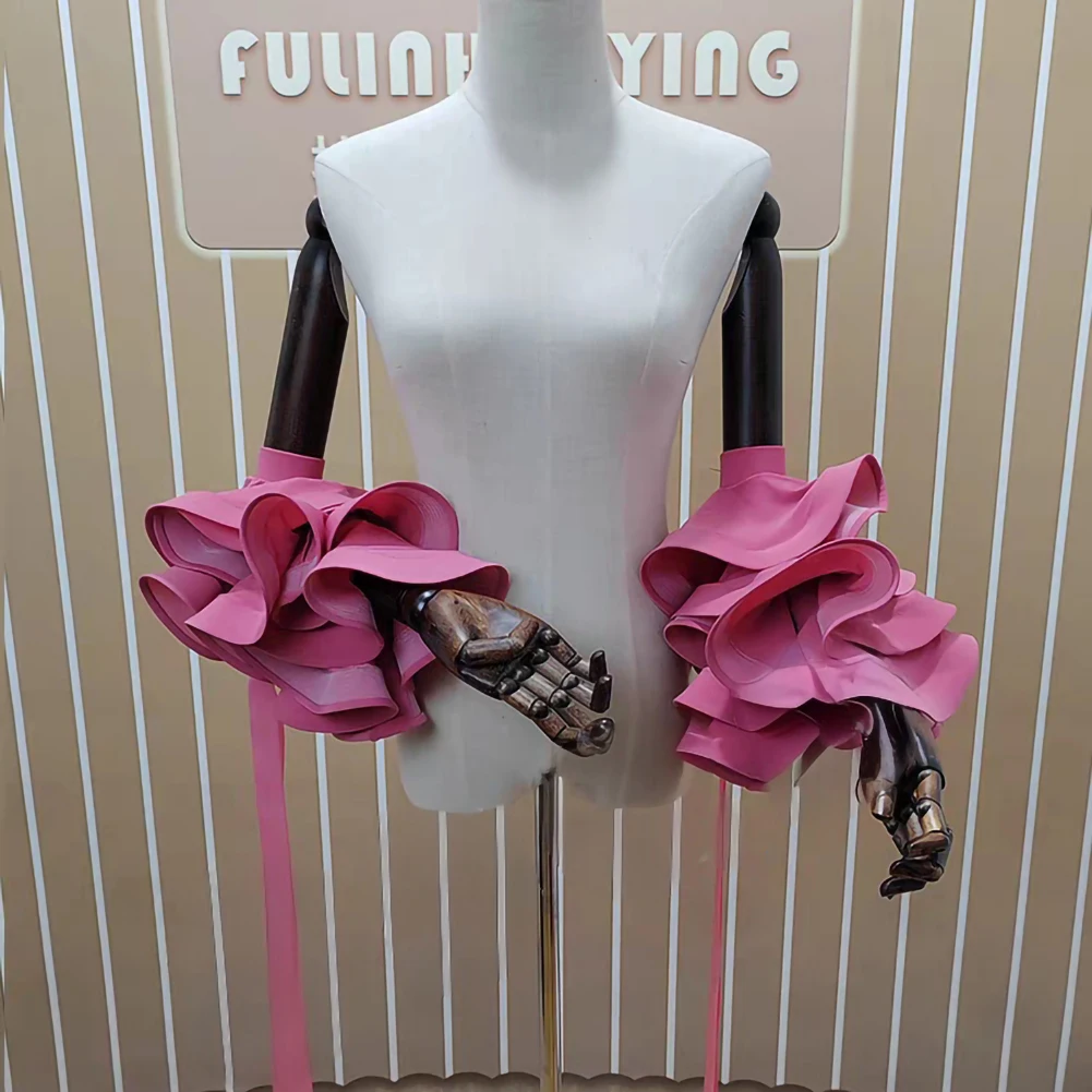 Dansarmdecoratie zwart podium nieuwe nationale standaard blauw rood grote drijvende mouw ballroomdans geel visgraat groot kant