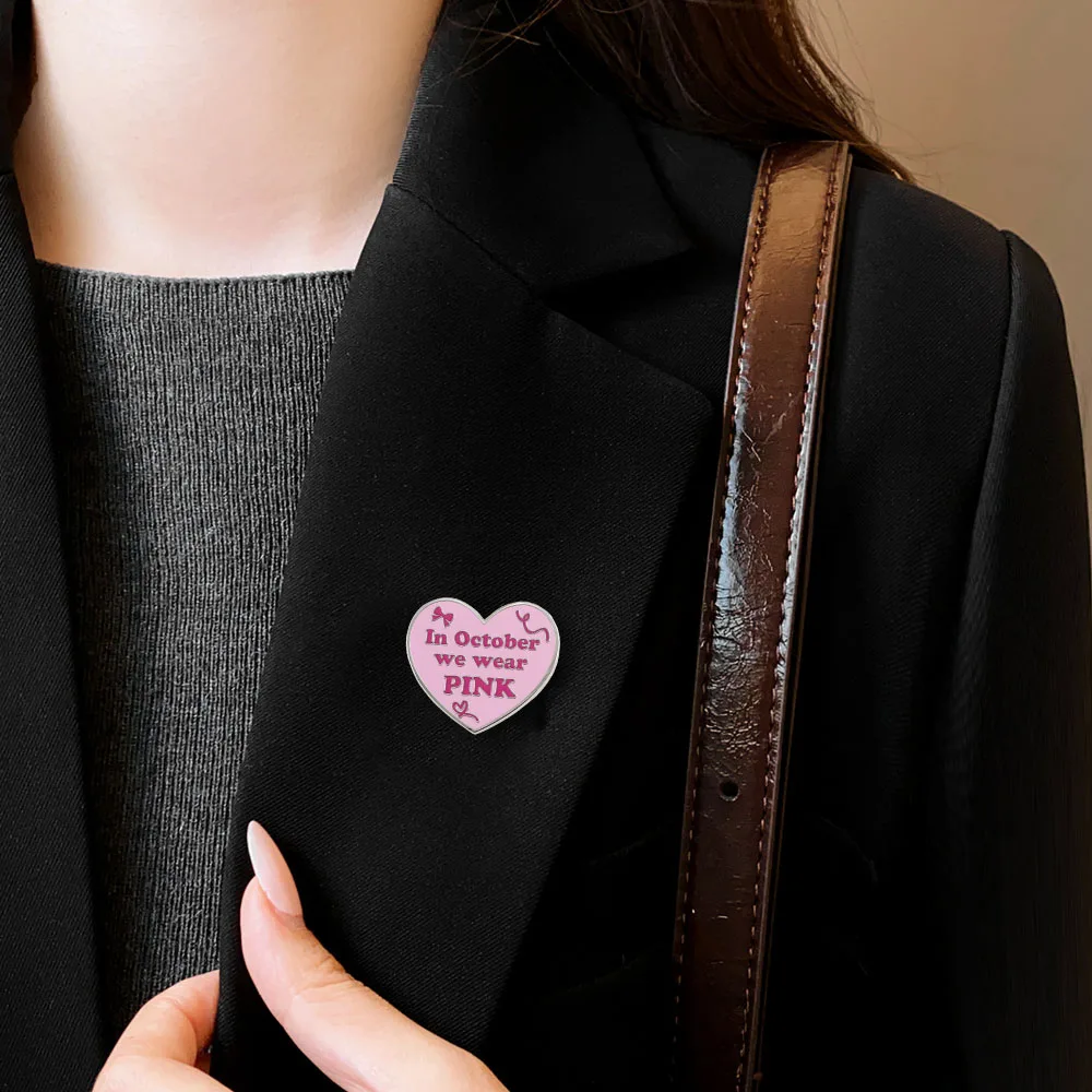Im Oktober tragen wir rosa Emaille-Pins, Broschen, rosa Herz-Bänder, Abzeichen zur Aufklärung über Brustkrebs und Anstecknadeln für Patientenbetreuung. – Detail 6