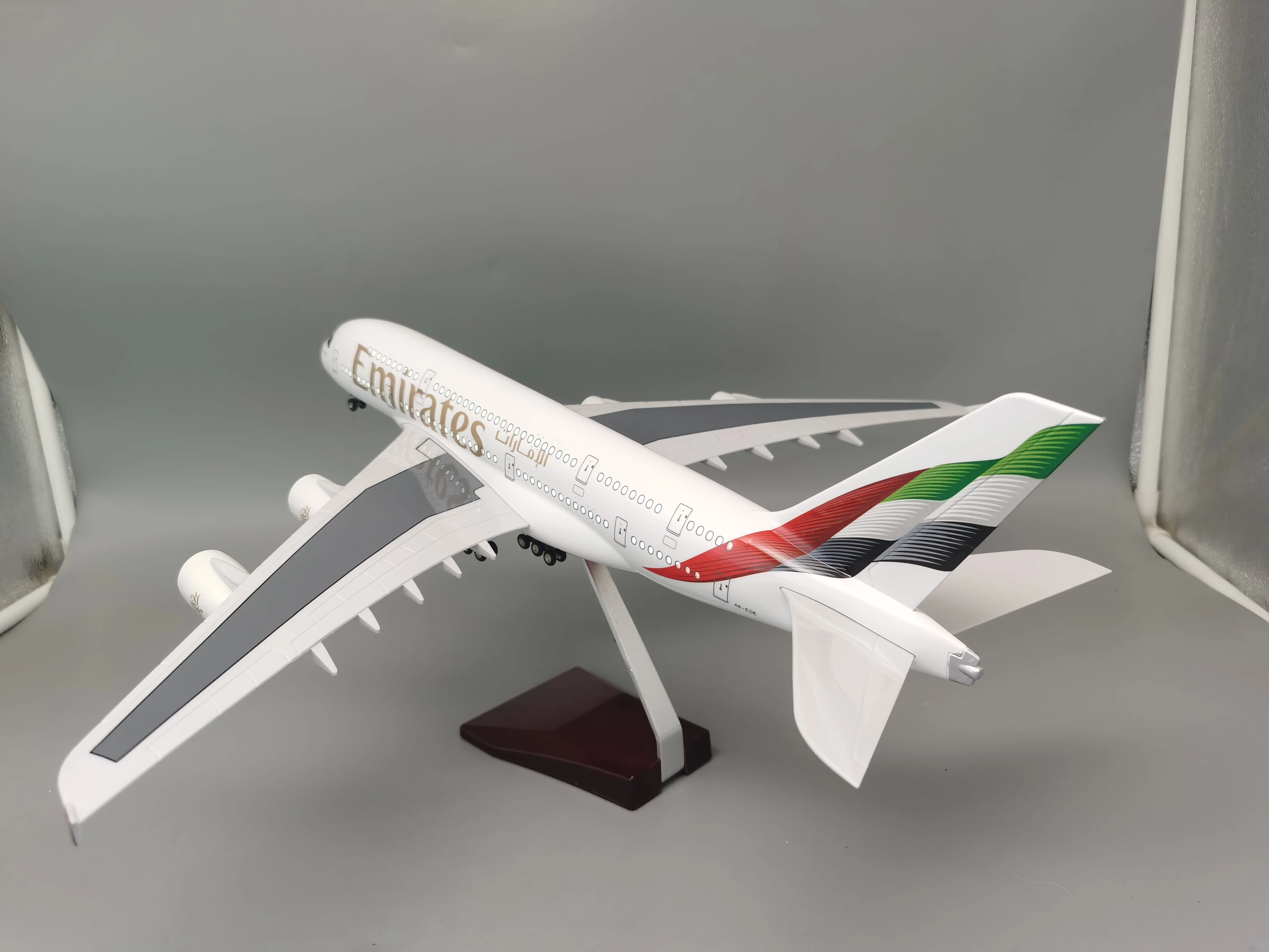 2024 New Painted 1/160 Scale Diecast Model A380 Emirates Airways Resin Airplane With Light Toy Airline Collection Display Gifts