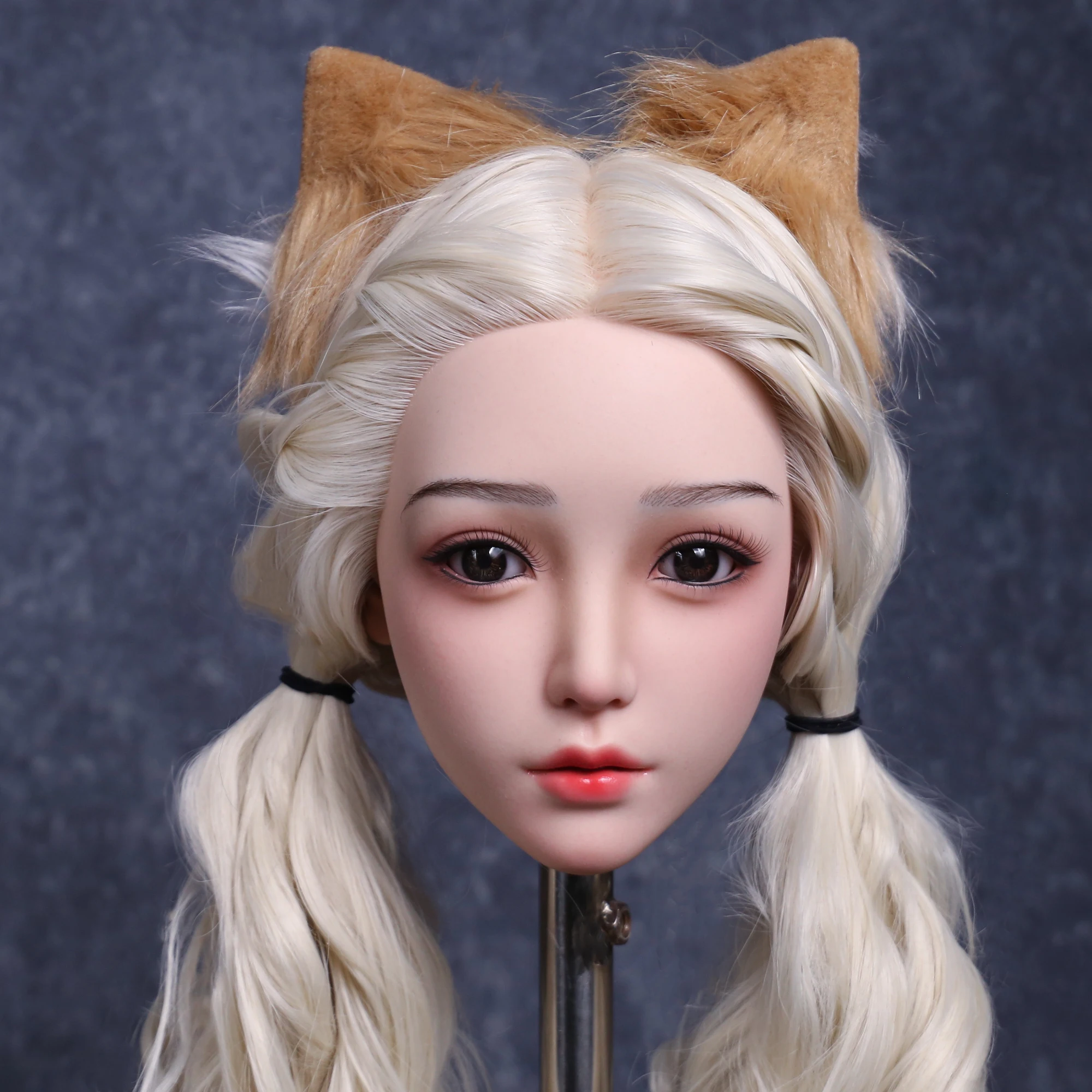 

The new silicone head features fine skin texture and supports realistic makeup processes such as foundation application, eyeshad