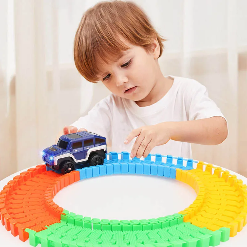 Auto ferroviaria elettrica fai da te assemblare set da corsa universale auto da pista giocattolo puzzle per auto ferroviaria educativa flessibile per regalo per bambini