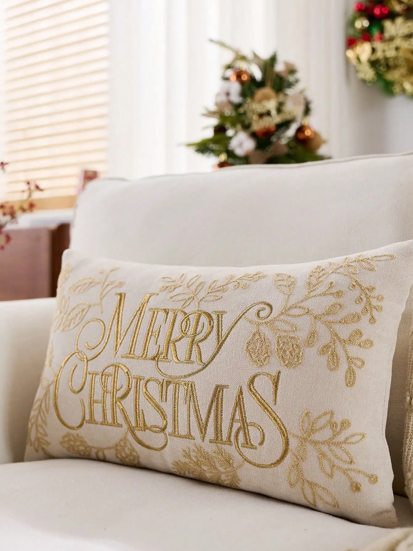 ปลอกหมอนปักลายกรวยสนสีแดงลายสุขสันต์วันคริสต์มาส 1 ชิ้น