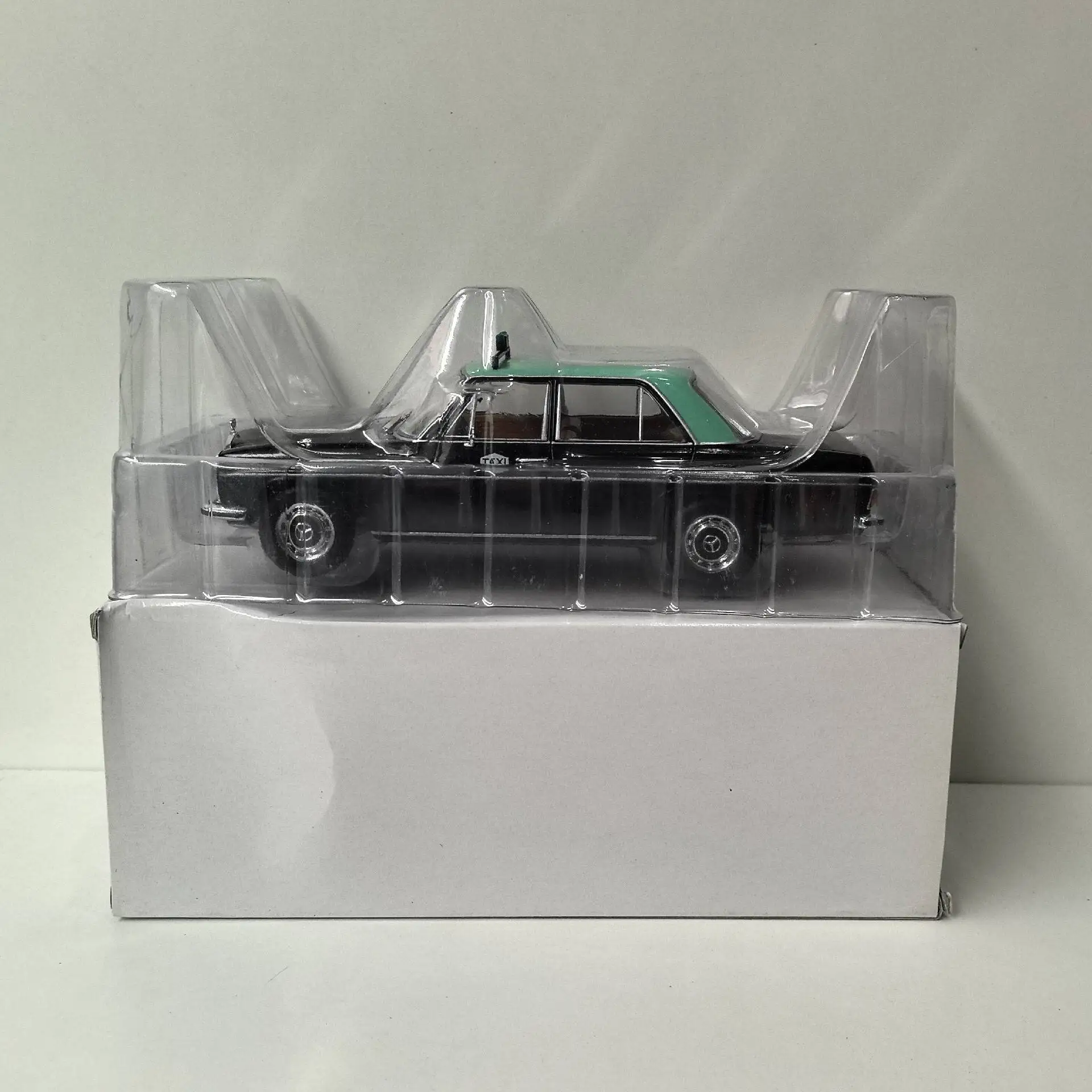 

Diecast IXO 1/24 Scale BENZ W115 200D TAXI W6 Alloy Car Model