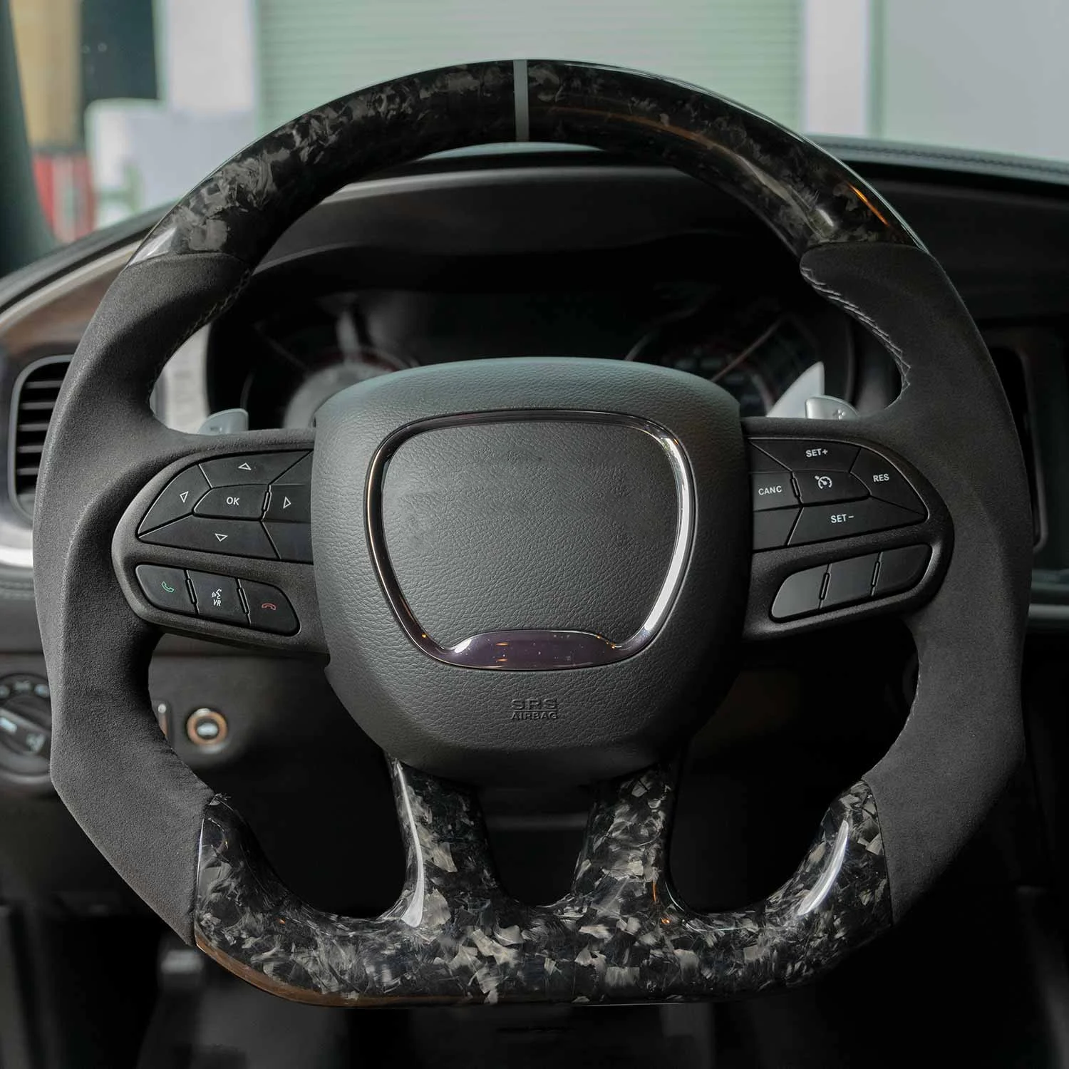 

Автомобильный модифицированный руль из углеродного волокна, модернизированный индивидуальный перфорированный кожаный наппа, подходит для Dodge Challenger/Charger 2015-2020