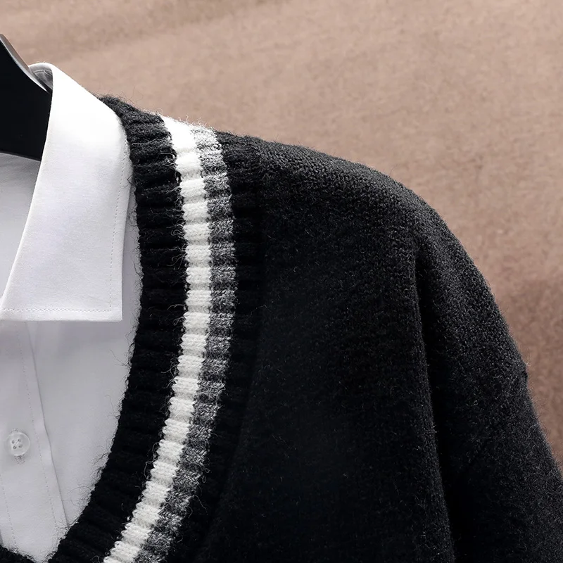 Otoño e Invierno nuevos hombres de moda salvaje casual suelto coreano tejido con cuello en V suéter cómodo de manga larga